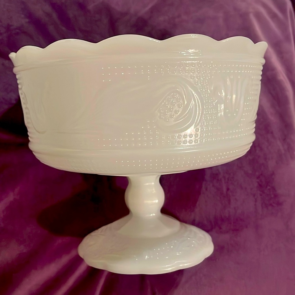 Milk glass pedistal bowl